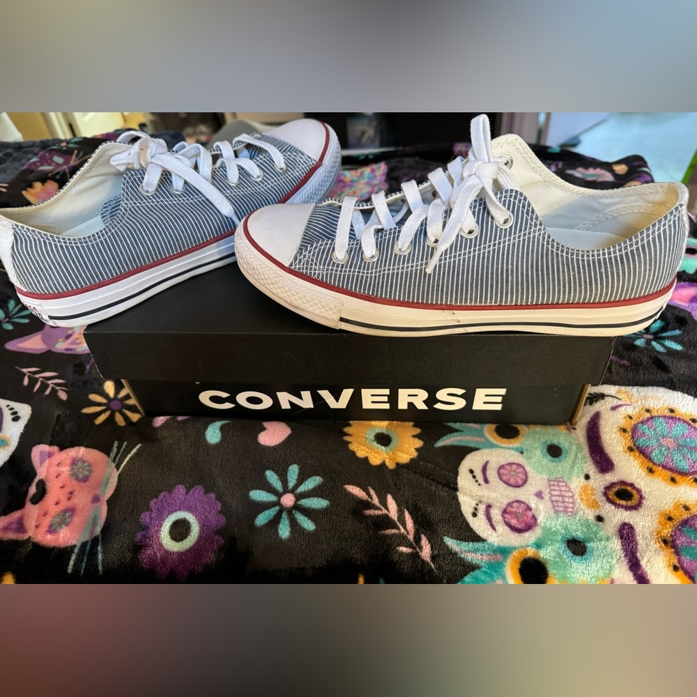 Converse low top. Women’s 9/Men’s 7